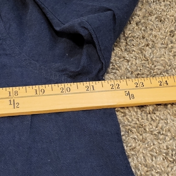 Liz Claiborne size large camp shirt in the color blue - Picture 12 of 12